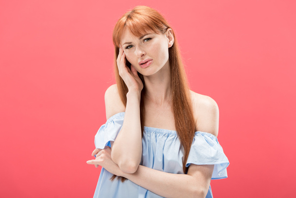 redhead young woman with headache touching head isolated on pink - Foto, imagen