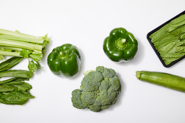 vista superior de verduras ecológicas verdes sobre fondo blanco
 - Foto, Imagen