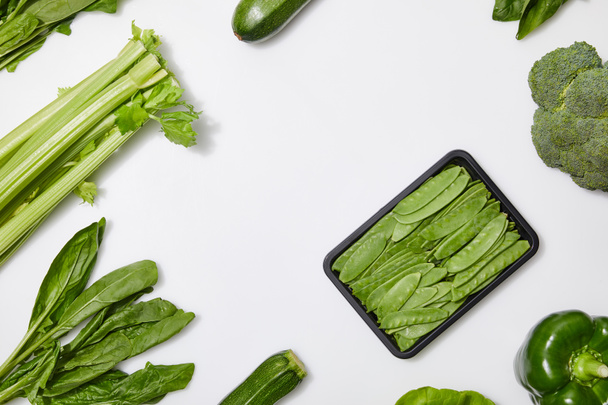 Κορυφαία θέα των πράσινων θρεπτικών λαχανικών σε λευκό φόντο με χώρο αντιγραφής - Φωτογραφία, εικόνα