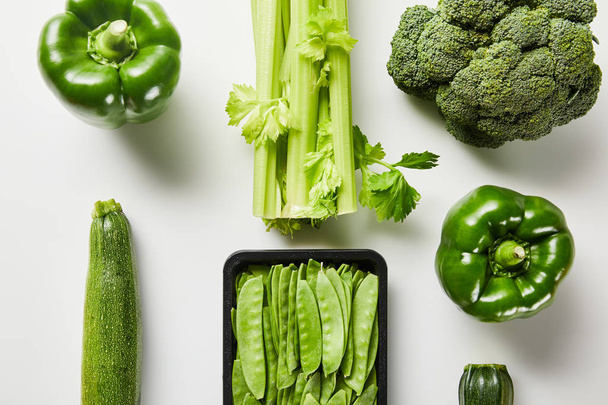 płaski lay z zielonymi pysznymi warzywami organicznymi na białym tle - Zdjęcie, obraz
