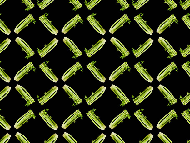 puerro orgánico verde aislado en negro, patrón de fondo sin costuras
 - Foto, Imagen
