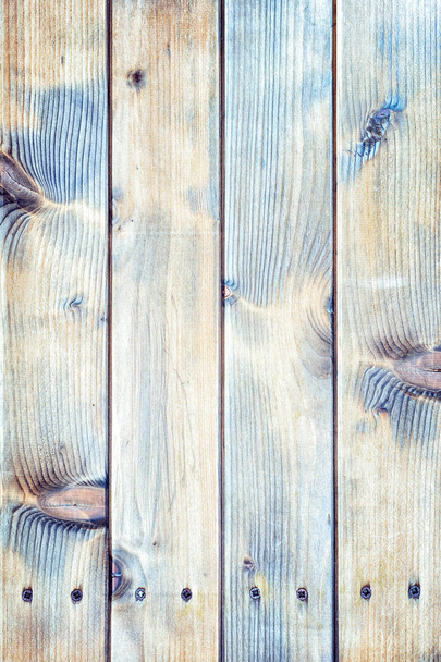 Maalaismainen pöytä rakennettu ikääntyneiden puulaudat
 - Valokuva, kuva