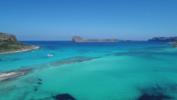 Griekenland, Kreta, Balos Bay. Prachtig zandstrand en heldere zee, bovenaanzicht. - Video