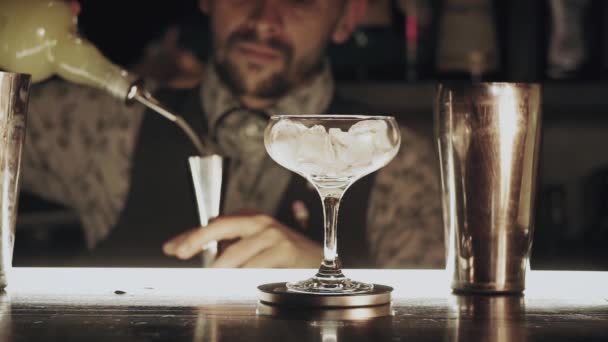 Barman faz um cocktail
 - Filmagem, Vídeo