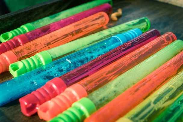 Фильтрованное изображение красочная палочка пластиковых пузырьков на деревянном фоне крупным планом
 - Фото, изображение