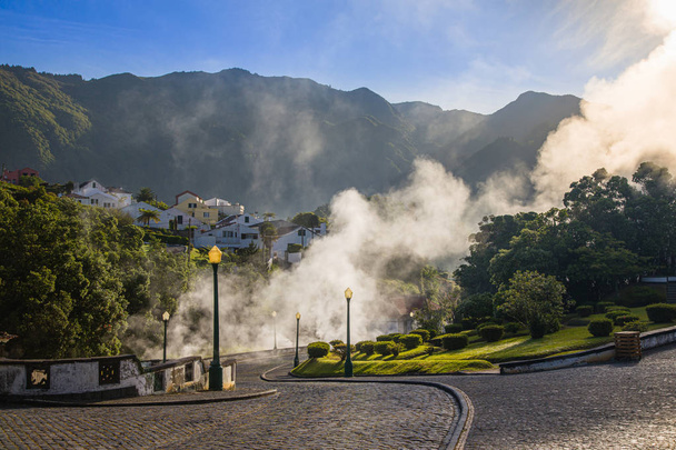 Erupción volcánica de vapor caliente en Furnas, Isla de Sao Miguel, Azo
 - Foto, imagen