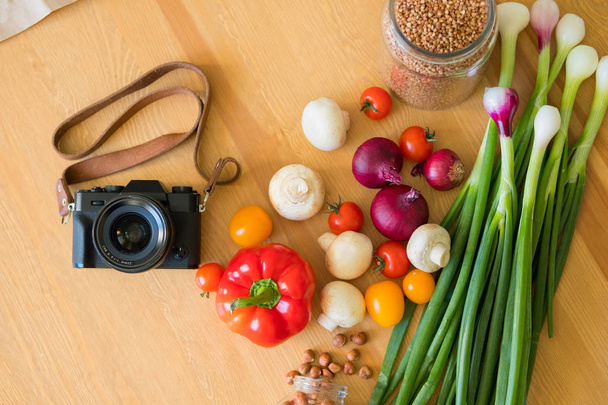 az asztalra kerülő zöldségek élelmiszer-fotó - Fotó, kép