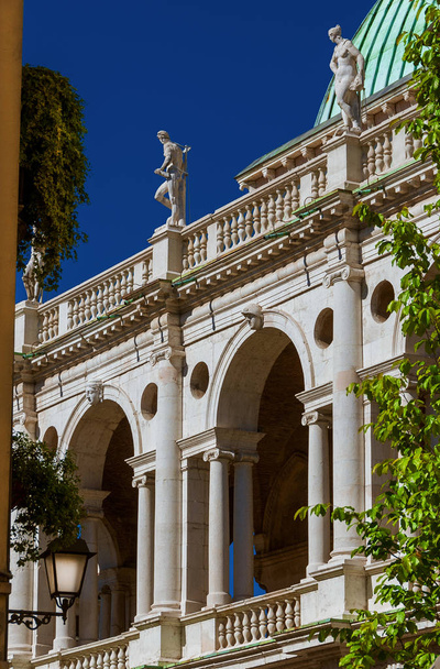 Basilique Palladiana arches et statues à Vecenza centre historique
 - Photo, image