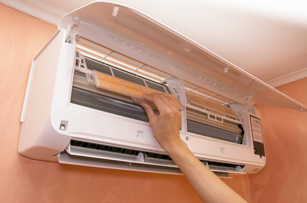 Veranderende filter in Air Conditioner op de muur - Foto, afbeelding