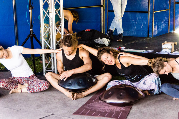 Kiel, Duitsland - 23 juni 2019: Presentatie - Acroyoga combineert de elementen yoga en acrobatiek - Foto, afbeelding