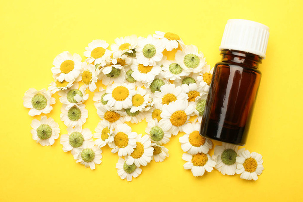 Aromaöl und Chrysanthemenblüten  - Foto, Bild