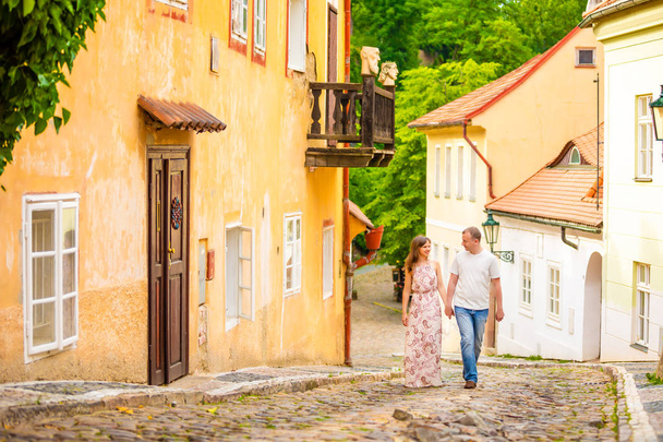 Молодая пара прогулки в старом городе Праги
 - Фото, изображение