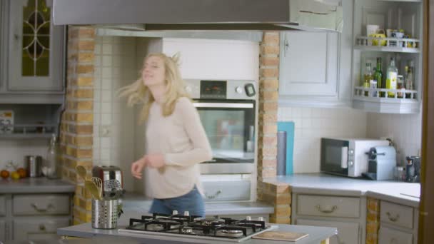 Innoissaan nainen keittiössä tekee typerä tanssi ja ruoanlaitto
 - Materiaali, video