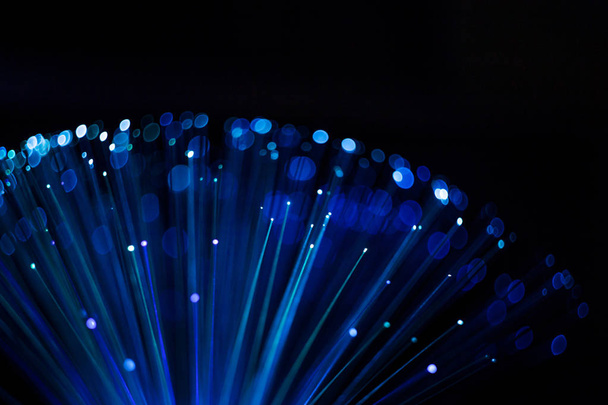 Fondo abstracto luminoso azul, concepto de conexión de fibra óptica digital
. - Foto, Imagen