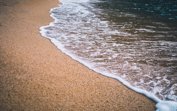 Zbliżenie fali morskiej na piasku plaży - Zdjęcie, obraz
