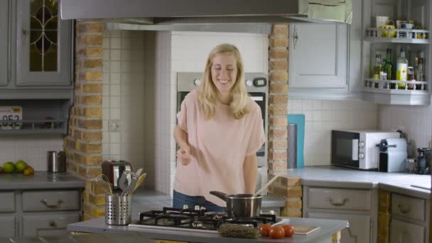 Innoissaan nainen keittiössä tekee typerä tanssi ja ruoanlaitto
 - Materiaali, video