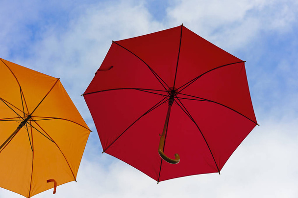 Gökyüzünde renkli şemsiyeler. Çok renkli şemsiyelerden sokak süslemeleri. - Fotoğraf, Görsel
