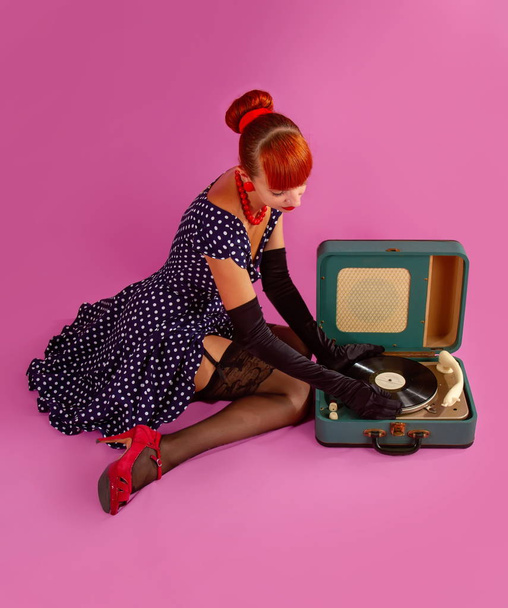 old phonograph girl - Φωτογραφία, εικόνα