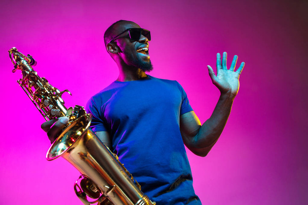 Giovane musicista jazz afro-americano che suona il sassofono
 - Foto, immagini