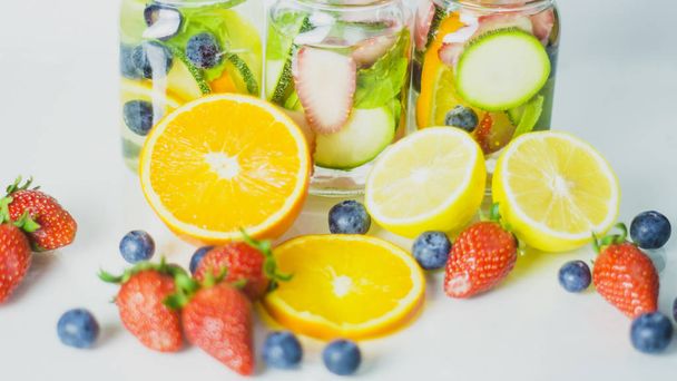 Υγιεινά ποτά κατασκευασμένο βιολογικά φρούτα από το αγρόκτημα, αποτοξινωτικά φρούτα αναμεμειγμένο Wi - Φωτογραφία, εικόνα