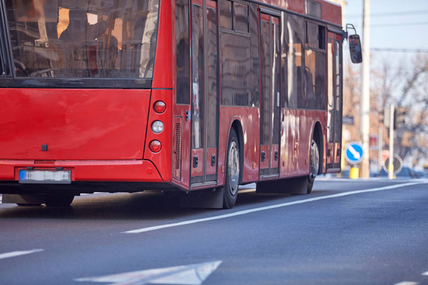 Transport en commun / bus dans un environnement urbain dans la rue
. - Photo, image
