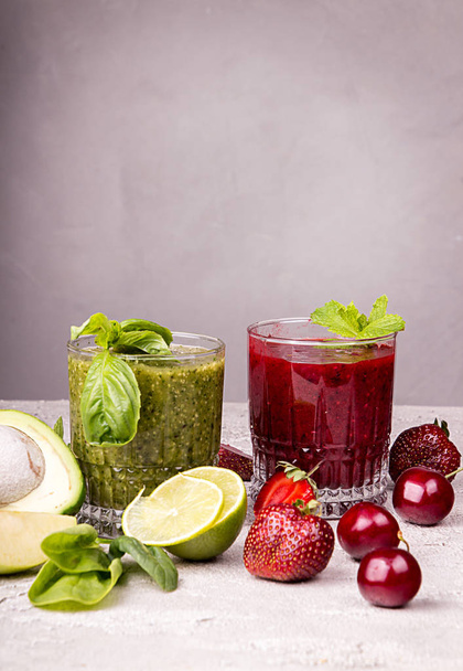 Πράσινο και κόκκινο χυμό φράουλα, γλυκό κεράσι, αβοκάντο, SPI - Φωτογραφία, εικόνα