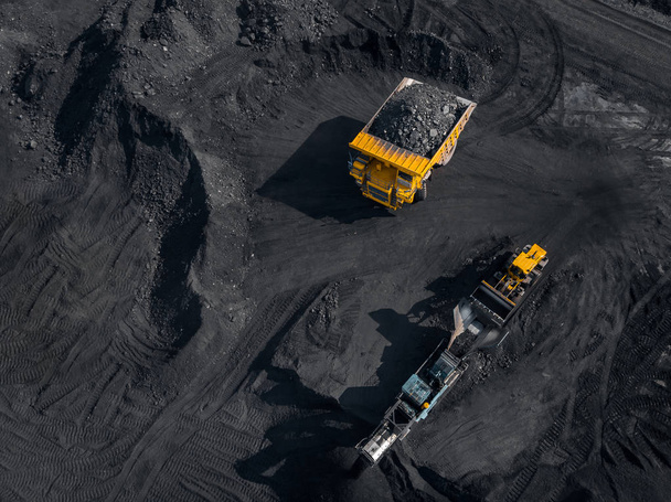 mina a cielo abierto, industria extractiva para carbón, vista superior dron aéreo - Foto, Imagen