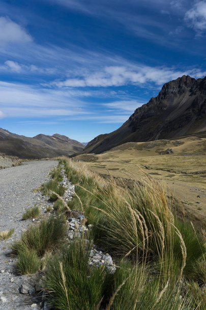 route de gravier traversant les hautes prairies alpines vides - Photo, image