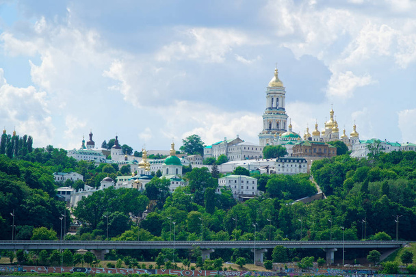Kyiv Cityscape met met Kiev Pechersk Lavra klooster en het Motherland monument, Oekraïne. Kiev Pechersk Lavra of het Kiev klooster van de grotten. - Foto, afbeelding