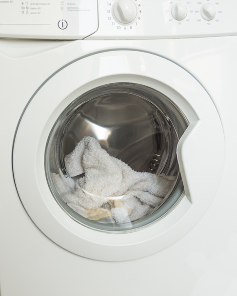 Machine à laver chargée de vêtements close-up
 - Photo, image