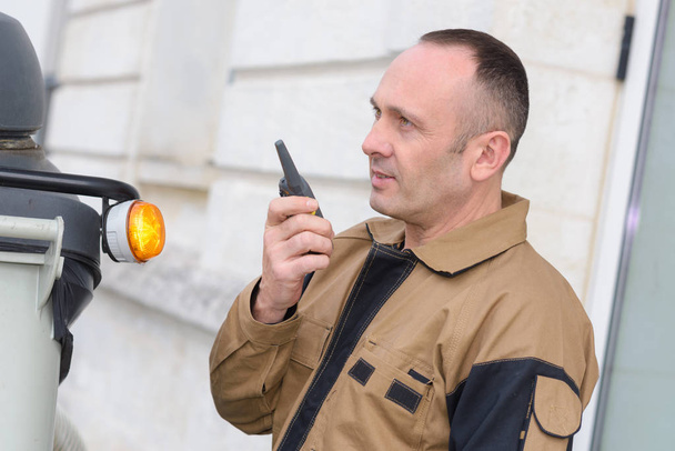 homem falando em walkie talkie - Foto, Imagem
