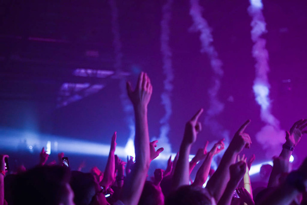 silhuetas de multidão de concerto na frente de luzes de palco brilhantes - Foto, Imagem