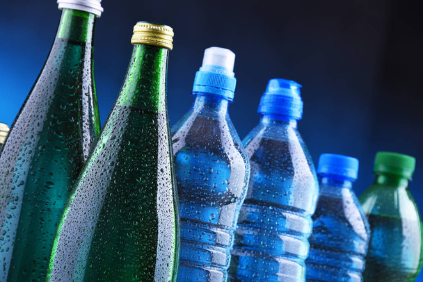 Diferentes tipos de botellas que contienen agua mineral
 - Foto, imagen