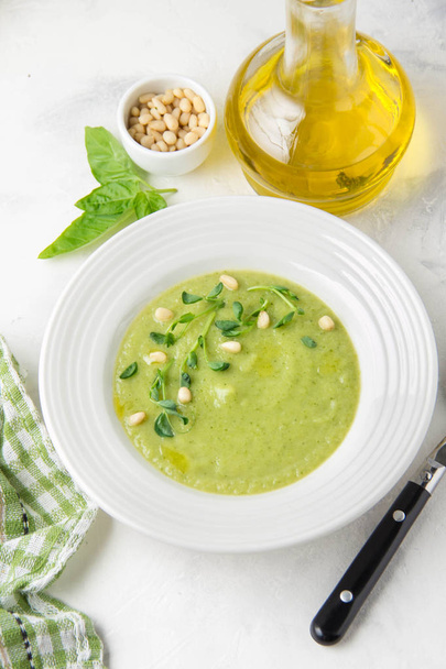Vegetable green cream soup of peas, spinach, broccoli with pine  - Zdjęcie, obraz