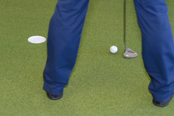 practice with mini indoor golf - Foto, afbeelding