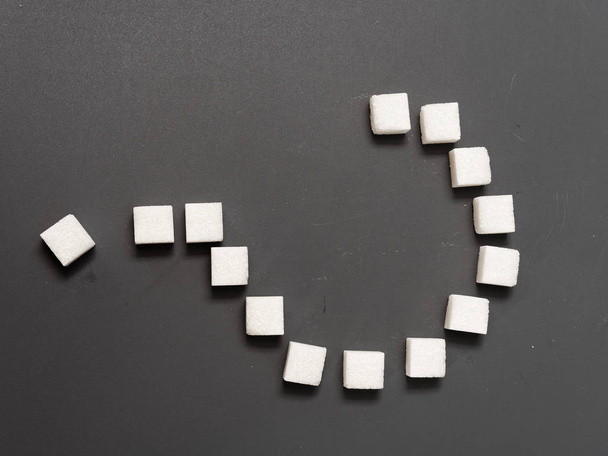белый сахар и знак вопроса на сером фоне
 - Фото, изображение