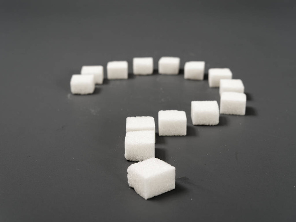 sucre blanc et point d'interrogation sur fond gris
 - Photo, image