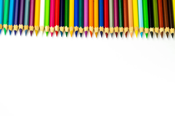 Έγχρωμο μολύβι με χώρο αντιγραφής απομονωμένο σε λευκό φόντο. Φιλοσοφία πλαισίου εκπαίδευσης. - Φωτογραφία, εικόνα