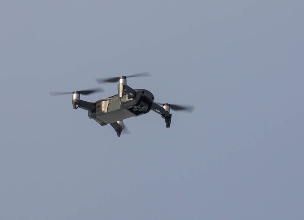 Um quadricóptero voador no fundo do céu cinzento
 - Foto, Imagem