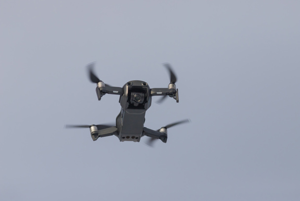 Летящий квадрокоптер на фоне неба
 - Фото, изображение