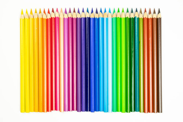 Streszczenie tła z kolorowych ołówków. Linia kolorowych ołówków. Koncepcja ramy edukacyjnej. - Zdjęcie, obraz