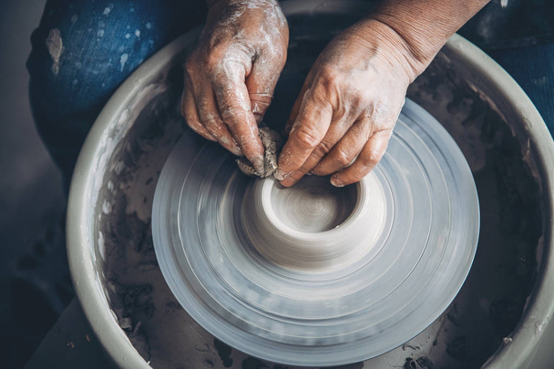 Plek om te werken. Top View Potter maken keramische pot op het aardewerk wiel - Foto, afbeelding
