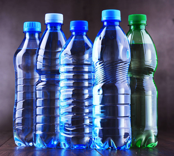 Diferentes tipos de botellas que contienen agua mineral
 - Foto, Imagen