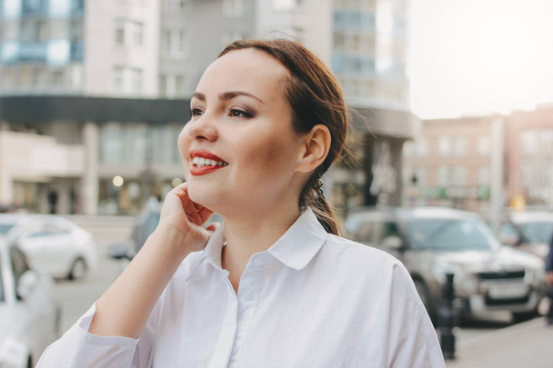 Close up ritratto di felice bruna elegante donna d'affari signora in camicia bianca in strada città
 - Foto, immagini