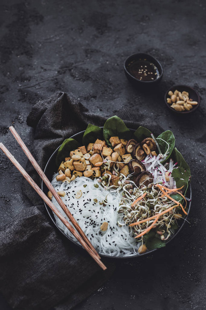 Rice noodles with shiitake mushrooms and fried tofu. - Foto, imagen