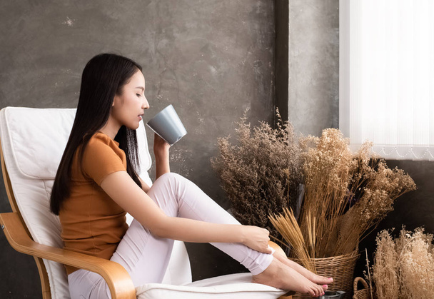 Güzel kadın ahşap sandalyede oturan, kahve içme, zaman dinlenmek - Fotoğraf, Görsel