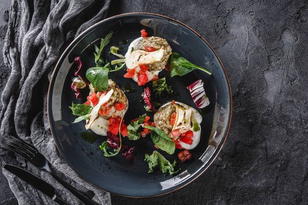 Здоровый салат из жареных баклажанов, ругулы, шпината, помидоров, кро
 - Фото, изображение