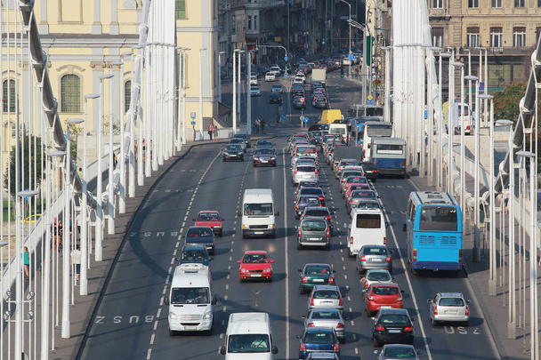 vista panorâmica da vista de rua do centro da cidade
 - Foto, Imagem