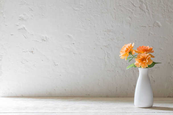 roses in vase on background white wall - Foto, Imagem