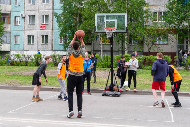 Grając w koszykówkę na ulicy w dniu Rosji. - Zdjęcie, obraz